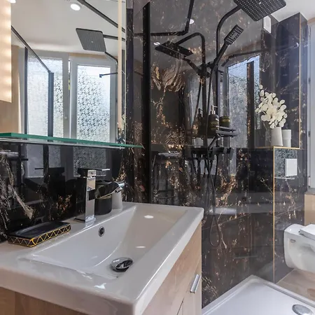 De Luxe Afrik A Grande Sale De Bain Privee Check In Autonome Cuisine Partagee 3* لييج